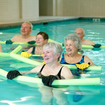 Ginnastica dolce in acqua ideale anche per anziani